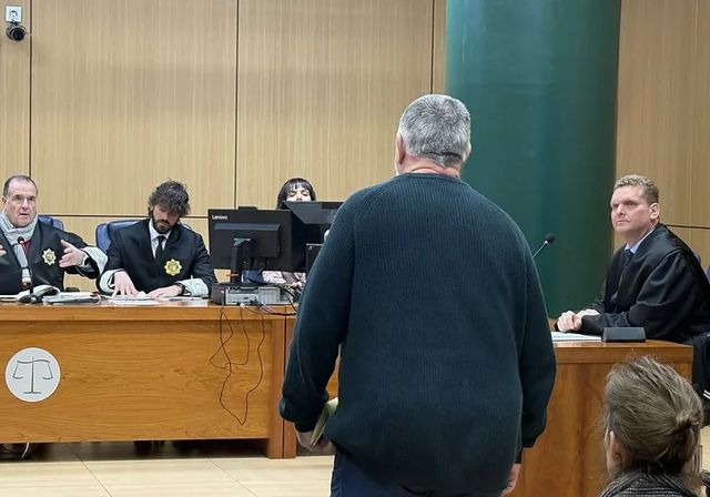 Dos años de prisión para un profesor por lanzar 'bolitas' en el escote de una alumna en Valencia