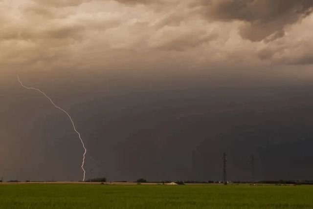 Cod galben de instabilitate atmosferică, emis de meteorologi