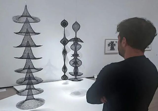 Ruth Asawa, maga del alambre en el palacio de titanio