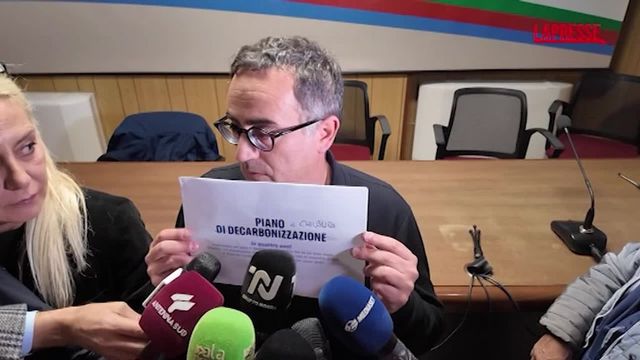 Sindacati, da Urso tradimento, Meloni prenda tavolo ex Ilva