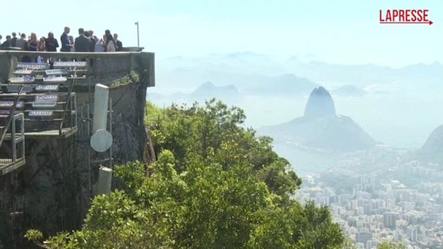 Brasile, il principe William visita il Cristo Redentore di Rio