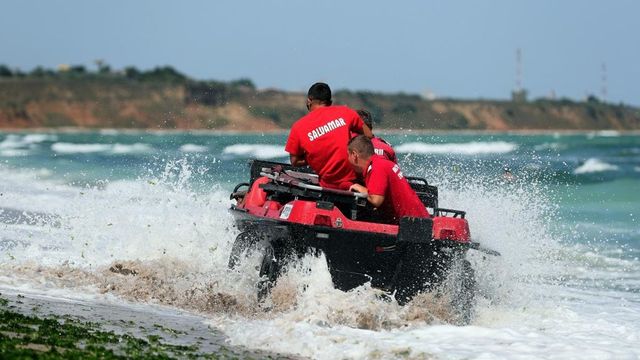 Operațiune de salvare la Eforie Nord. Doi turiști au fost scoși din mare de salvamari, după ce curenții i-au dus în larg