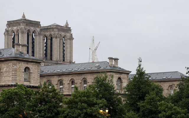 Biglietto a cinque euro per entrare a Notre-Dame: polemiche in Francia in vista della riapertura