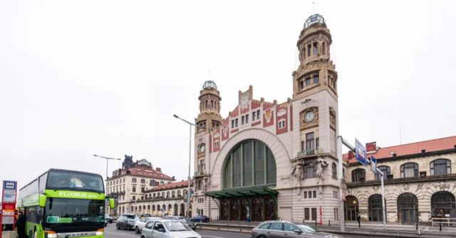 Hrozba bombou zastavila vlaky na pražském hlavním nádraží, stála magistrála i metro
