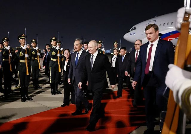 Putin aterriza en Pekín para reunirse con Xi Jinping: la crisis energética acerca aún más a Rusia y China
