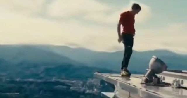 Horolezec Honnold bez jištění vyšplhal na mrakodrap Tchaj-pej 101