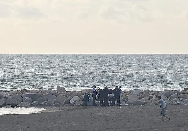 Encuentran muerta a una mujer en la orilla de una playa de Málaga