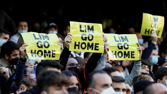 Singapur retiene a dos aficionados del Valencia tras protestar contra Peter Lim en la puerta de su casa