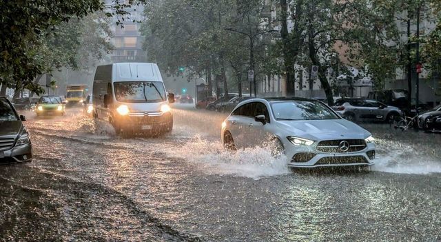 Allerta meteo arancione e gialla oggi, ciclone autunnale con il primo freddo