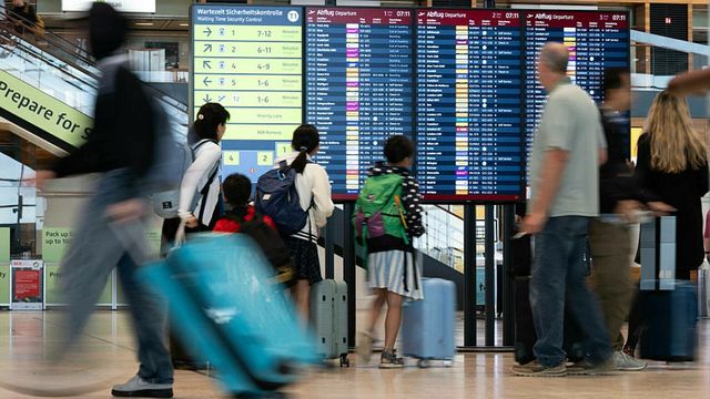 Perturbări grave pe importante aeroporturi din Europa din cauza atacurilor cibernetice asupra unor furnizori de servicii