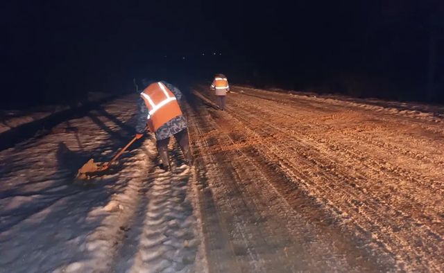 Drumuri blocate și circulația sistată pe mai multe trasee naționale din cauza poleiului