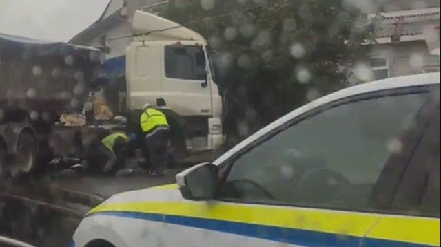 Un camion s-a tamponat într-un stâlp la Peresecina
