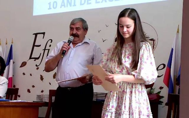 Doi profesori din Iași, soț și soție, oferă meditații gratuite tinerilor săraci, care vor să devină medici