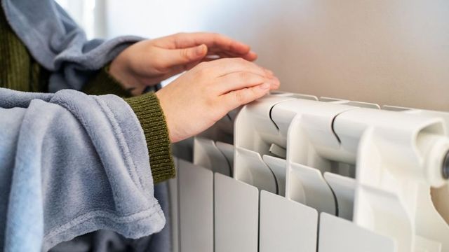 Zeci de blocuri din București au rămas fără apă caldă și căldură