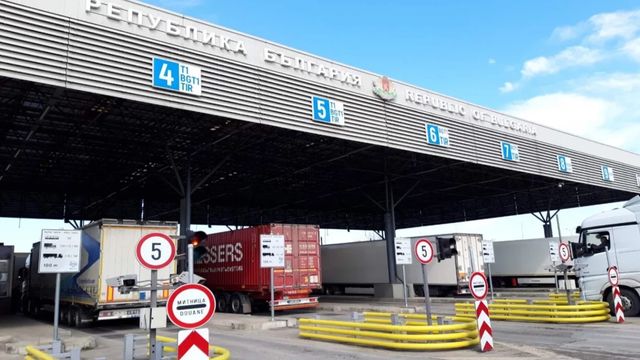 Изключително интензивен е трафикът на изхода за камиони на „Капитан Андреево“