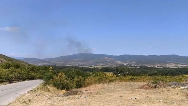 Пожар край Сливен затвори Подбалканския път, движението на влакове също е затруднено