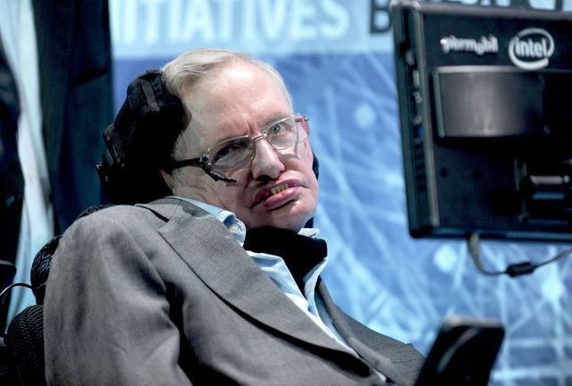 Stephen Hawking surprins în dosarele Epstein, alături de femei în bikini, relaxându-se pe șezlong și savurând cocktailuri
