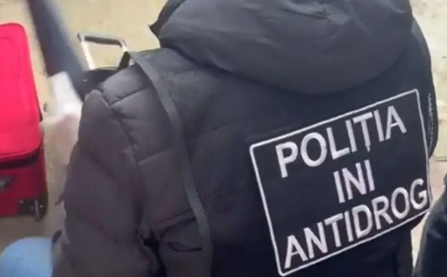 VIDEO O casă din Chișinău a fost transformată într-o speluncă de droguri