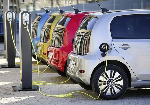 La adopción del coche eléctrico en Europa depende del nivel de riqueza