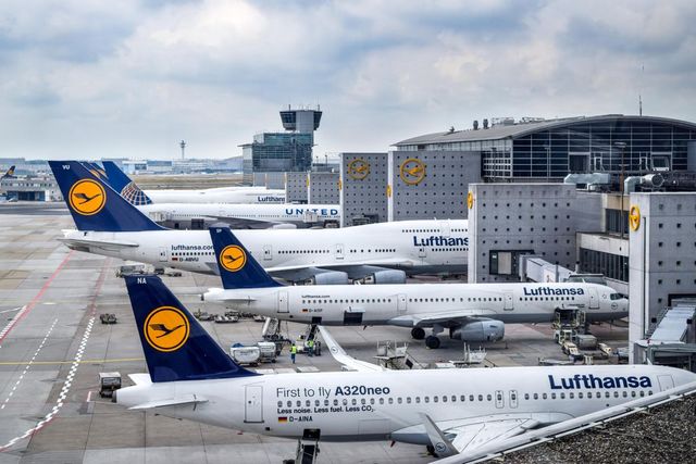 Grevă de avertisment la Lufthansa, sute de zboruri anulate
