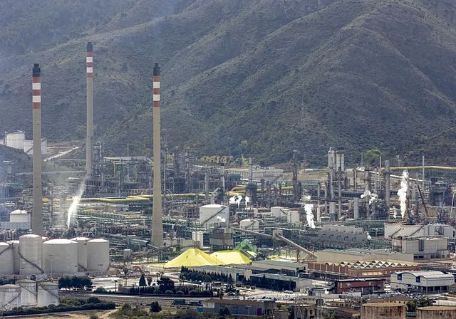 Europa pierde refinerías mientras crece su dependencia del gasóleo extranjero