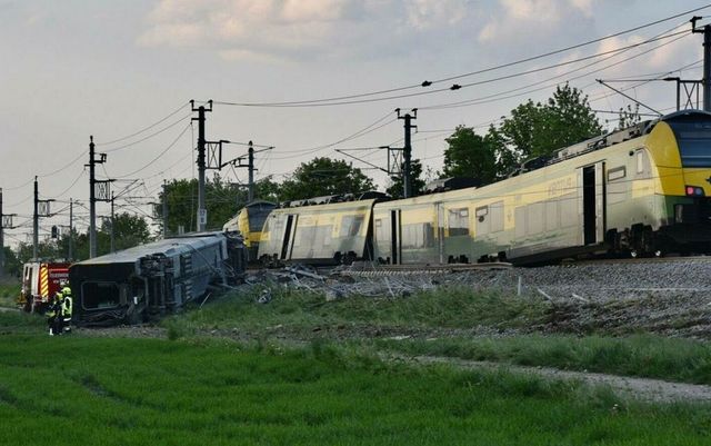 Un tren a deraiat în Austria. Accidentul feroviar e soldat cu morți și răniți