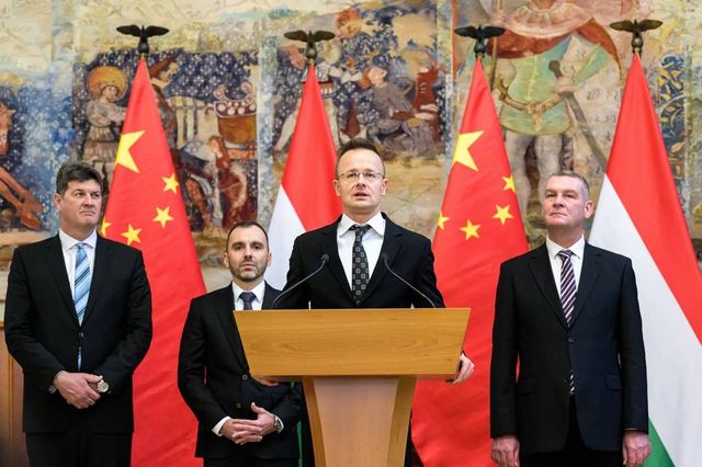 Szijjártó Péter már BYD-s vezetőként ajánlott segítséget Botka Lászlónak