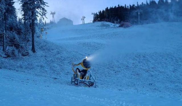 În Masivul Postăvarul se produce zăpadă artificială