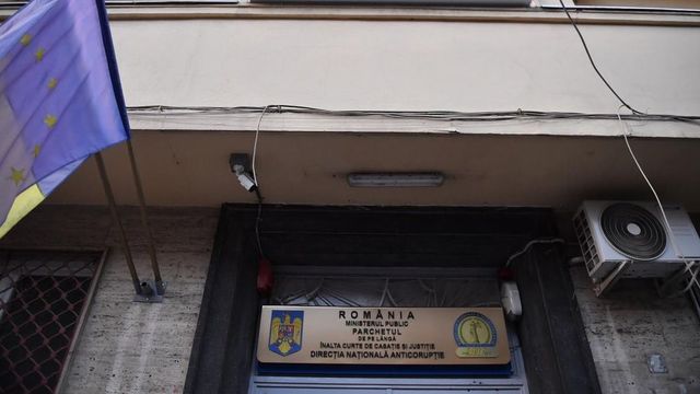 O directoare din Oficiul Național pentru Jocuri de Noroc a fost reținută de DNA. Alți doi inspectori, plasați sub control judiciar