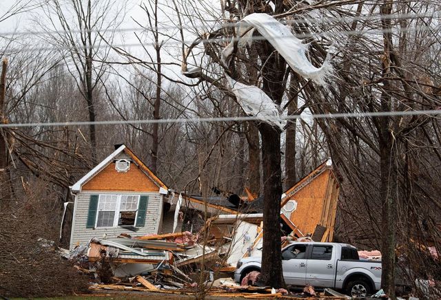 Almeno sei persone sono morte a causa di un tornado che ha attraversato il Tennessee