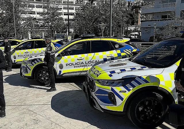 Se hacen pasar por operarios y hasta balizan la calle para saquear cobre a plena luz del día en Marbella