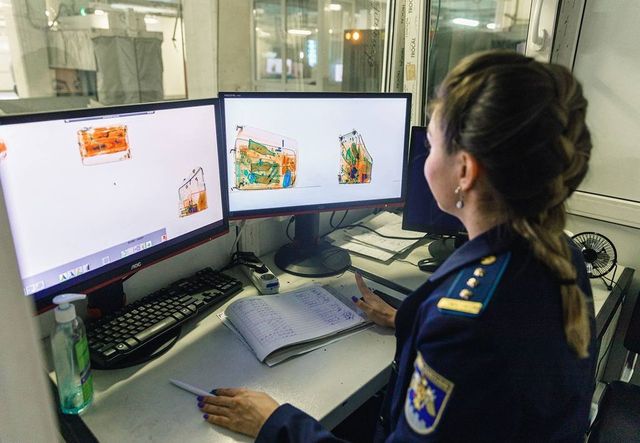 Trei pasageri, prinși la Aeroportul Chișinău cu mai multe bunuri nedeclarate