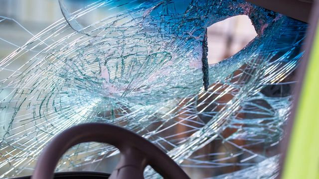 Младо момиче загина при тежка катастрофа с камион във Варненско