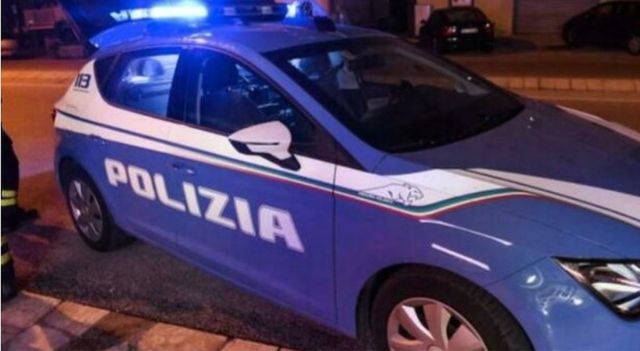 Dà fuoco alla moglie in auto e poi la uccide a mani nude