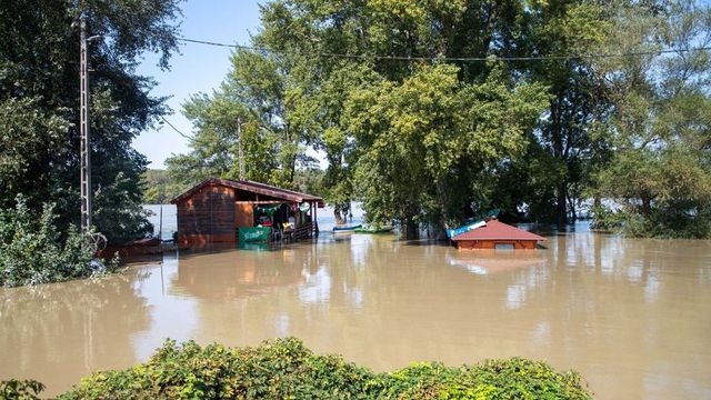 Komáromnál már tetőzött, Esztergomnál tetőzés közeli állapotban van a Duna