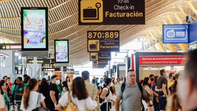 Los aeropuertos registran un 6% más de pasajeros en enero y Aena programa 247 millones de asientos para verano