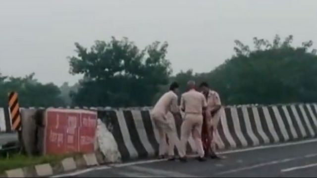 Bihar police throws dead body into a canal in Muzaffarpur, three cops suspended