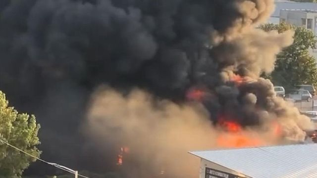 Пострада човек, голям пожар в автосервиз във Варна