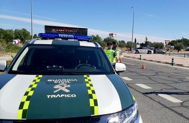 Sufre un accidente drogado con siete pasajeros a bordo, uno de ellos en el maletero