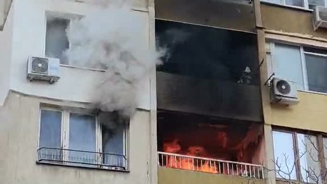 Евакуират блок заради пожар в апартамент в София