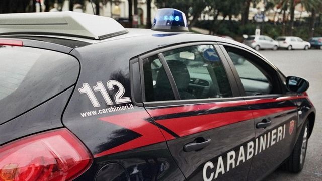 Una donna di 41 anni trovata in stato confusionale con un feto in un sacchetto a Caserta