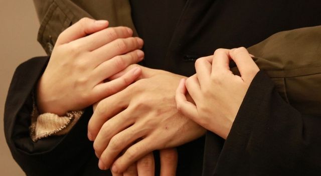 Uomo di 52 anni con una ragazzina di 15: perché è stato assolto? Rapporti, video intimi e messaggi