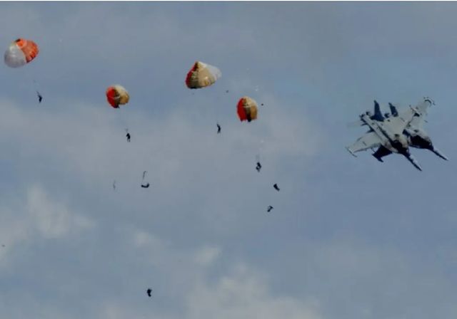 Espectacular colisión de dos aviones en pleno vuelo en una exhibición en EE UU