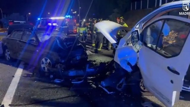 Cuatro heridos, tres de ellos graves, por choque frontal en Madrid entre una furgoneta y un coche que huía de la Policía
