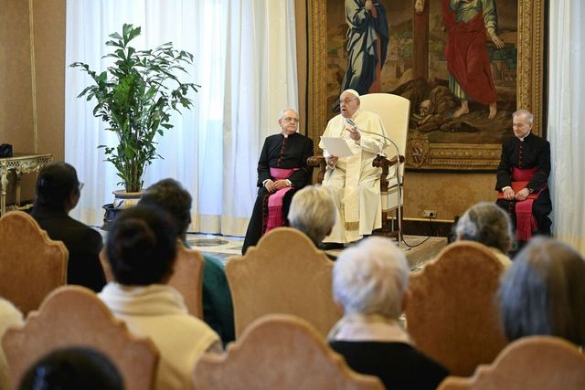 Papa Francesco: "Brutte le suore con la faccia di aceto"