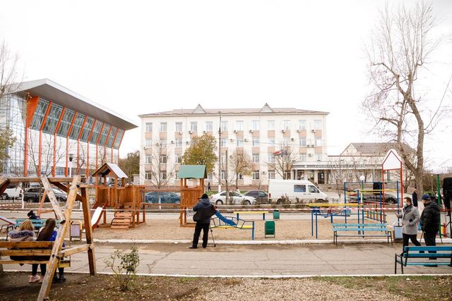 Un nou teren de joaca, amenajat in orașul Caușeni, la inițiativa deputatului Platformei „Pentru Moldova” Grigore Repeșciuc