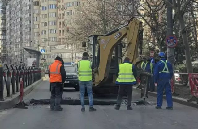 București: Surpare a carosabilului pe șoseaua Mihai Bravu