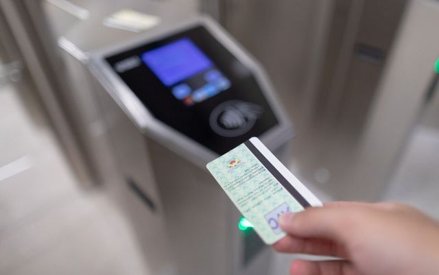 ​Cardurile contactless Metrorex pot fi reîncărcate de acum și la Automatele de Vândut Cartele din stațiile de metrou