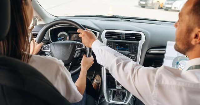 Instructor auto din Brașov, prins băut în timpul unei lecții de condus