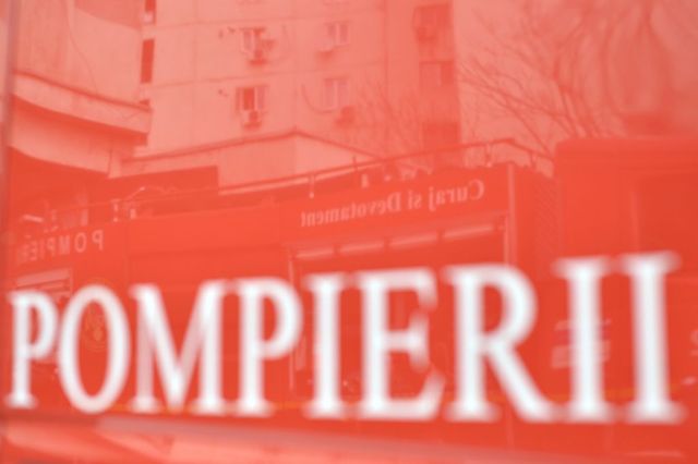 Pompierii, intervenție la un incendiu într-un bloc din Sibiu. 15 persoane s-au autoevacuat